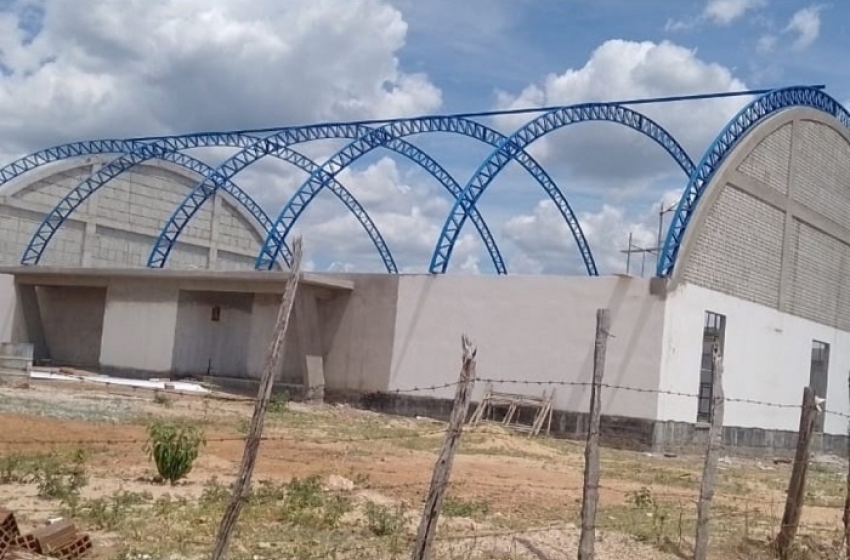 Prefeito Geroncio Junior destaca construção de ginásio de esportes; equipamento já está recebendo a cobertura